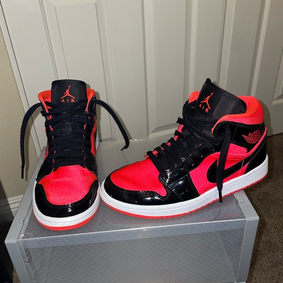 Jordan 1 Mid - Hot Punch Black - Picture 1 of 4